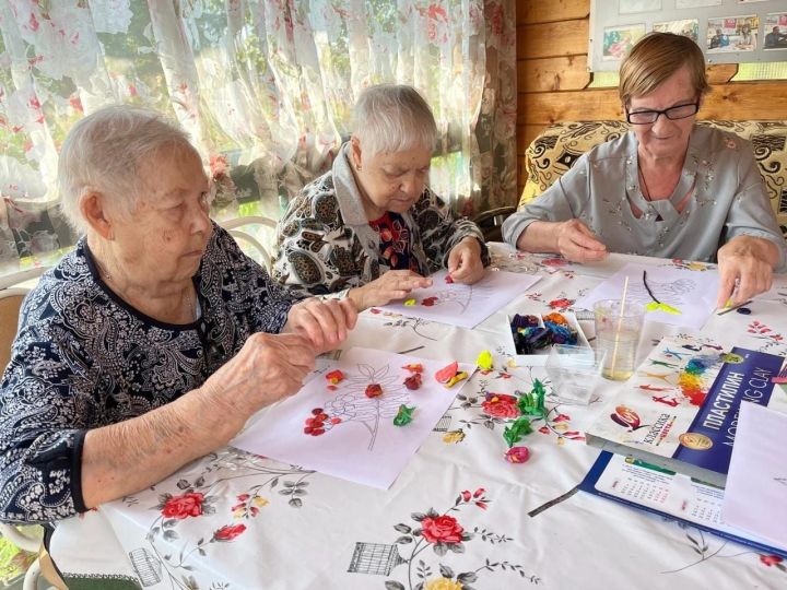 Пластилин терапиясе дәресе өлкәннәр һәм инвалидлар интернат-йортында узды