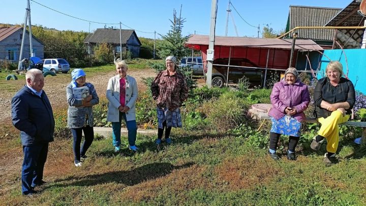 Кильдеевские артисты порадовали концертом пожилых граждан в Харино