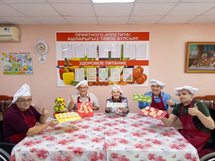 В Верхнеуслонском Доме интернате прошел мастер класс по лепке пельменей