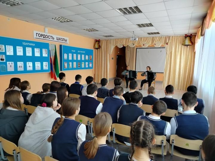Педагоги Виктор и Ольга Киреевы выступили перед макуловскими школьниками