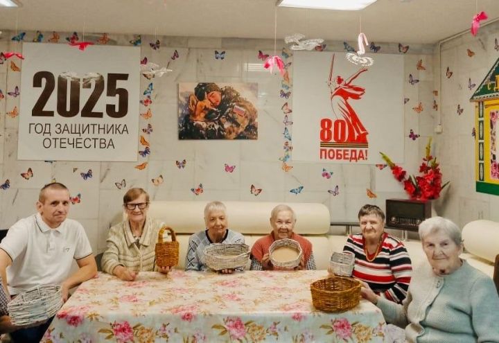Мастер-класс по плетению из бумажной лозы в Верхнеуслонском доме-интернате