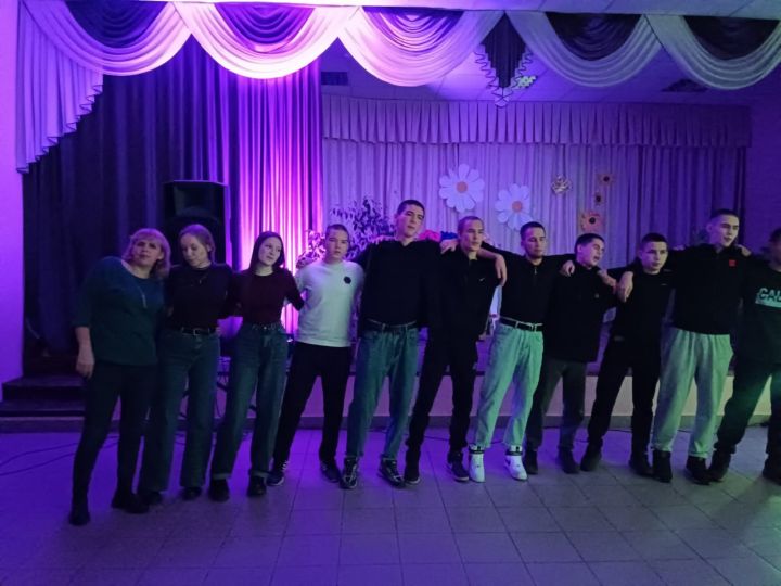 Осенний бал для молодежи прошел в Макуловском сельском Доме культуры