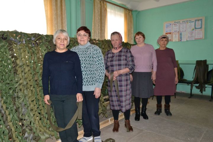 Волонтеры из Канаша активно плетут сети для бойцов СВО