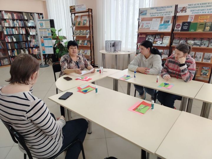 В Верхнем Услоне особенным людям помогли подготовить подарки к 8 марта