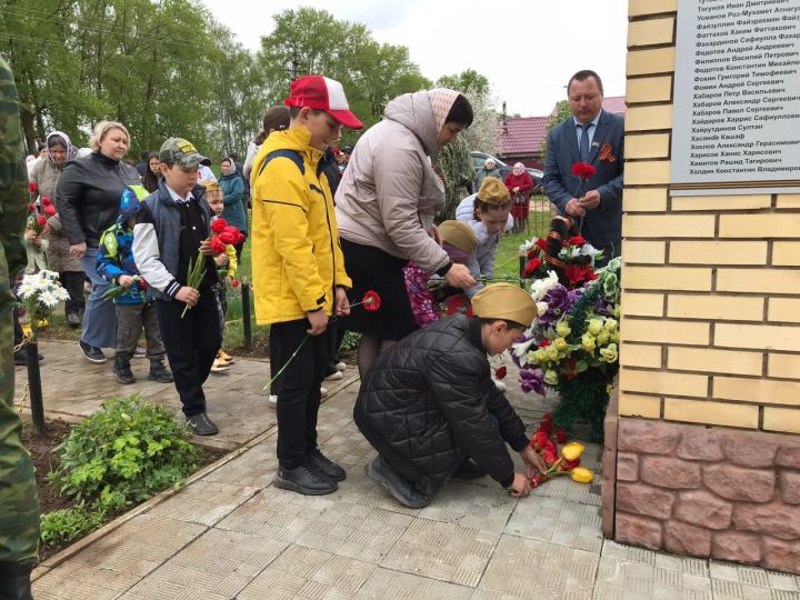 Октябрьский мәктәбе балалары тантаналы митингта катнашты
