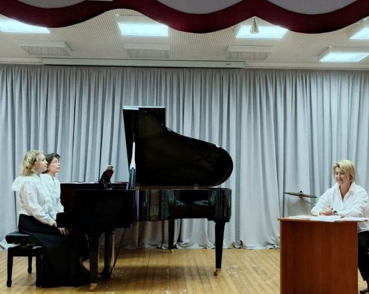 Ангелина Стрельникова и Татьяна Егорихина в четыре руки сыграли «Щелкунчика»