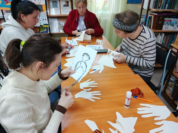 Мастер-класс «Голубь мира на моей ладошке» прошёл в Верхнеуслонском районе