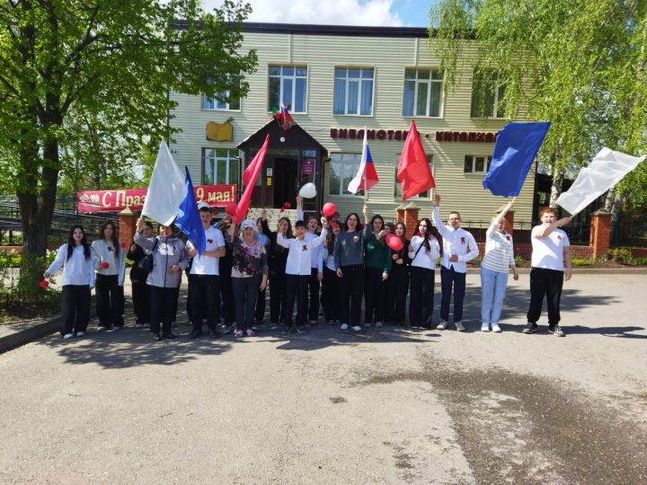 В Верхнем Услоне прошел флешмоб в честь 80-летия Победы