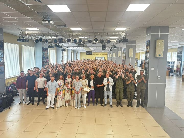 Артисты из Верхнего Услона проводили земляков на службу