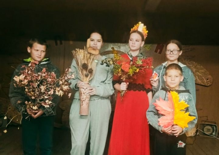 Королева Осень посетила детей в Ямбулатовском сельском ДК