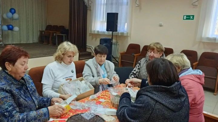 В Макулове приготовили чайные наборы для участников СВО