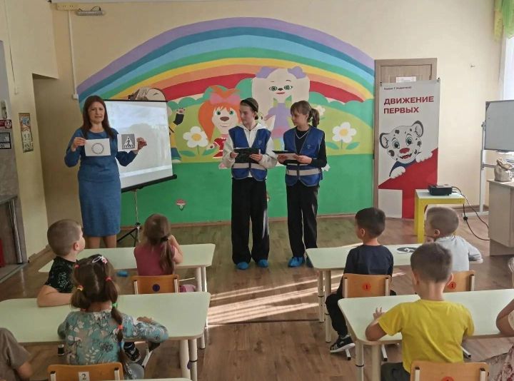 ЮИДовцы подарили фликеры малышам Кураловского детсада