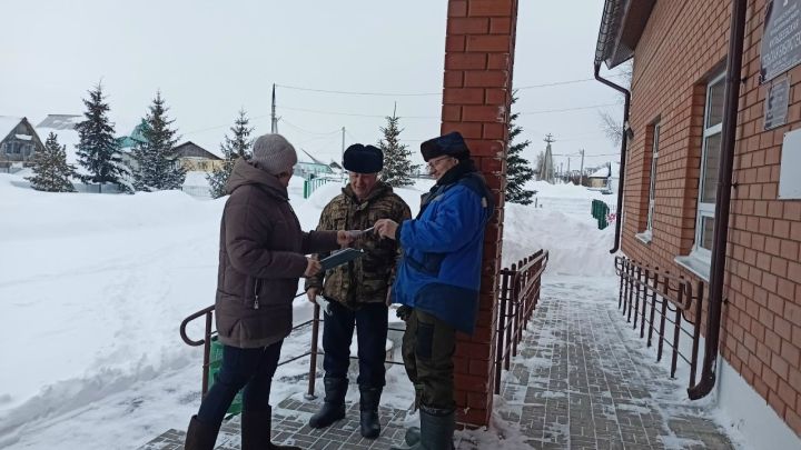 Жителям Кильдеева раздали буклеты о защите от телефонных мошенников