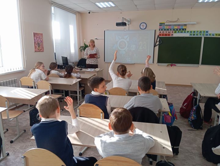 О подвигах, славе и долге: патриотический час для гимназистов