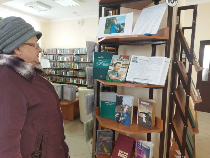 Үзәк китапханәдә Фоат Садриев иҗатына багышланган күргәзмә оештырылды