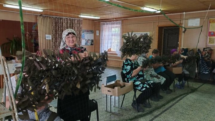 Маскировочные сети для бойцов плетут в Ямбулатовском сельском ДК