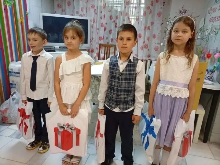 Школьники поздравили именинников в доме-интернате Верхнего Услона