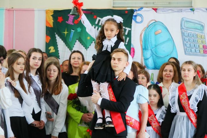 «Последний звонок-2026» в Верхнеуслонском районе (фоторепортаж)
