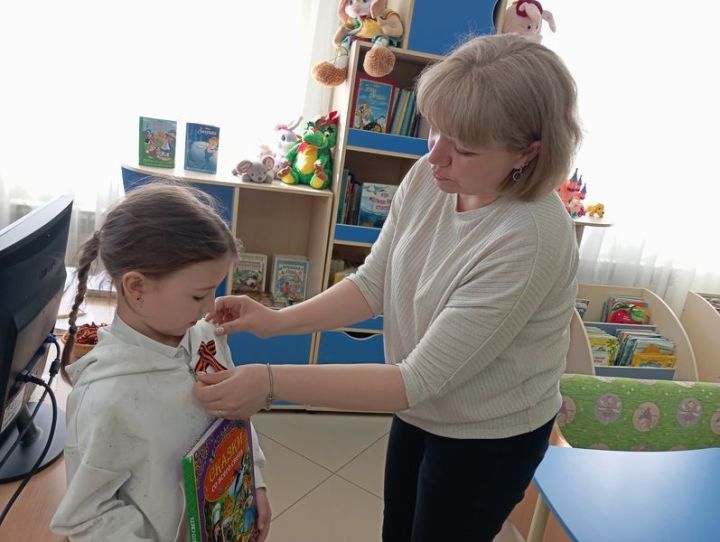 Георгиевская ленточка: в детской библиотеке объяснили значение символа Победы