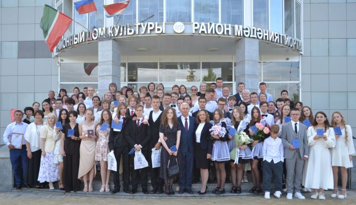 «Путеводная звезда»: 103 верхнеуслонских выпускника взяли курс на взрослую жизнь