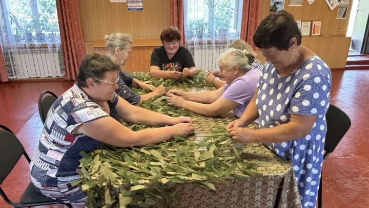 Волонтёры плели маскировочные сети для бойцов в Татарском Бурнашеве