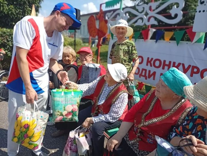 Волонтёры устроили праздник с концертом и подарками в доме-интернате