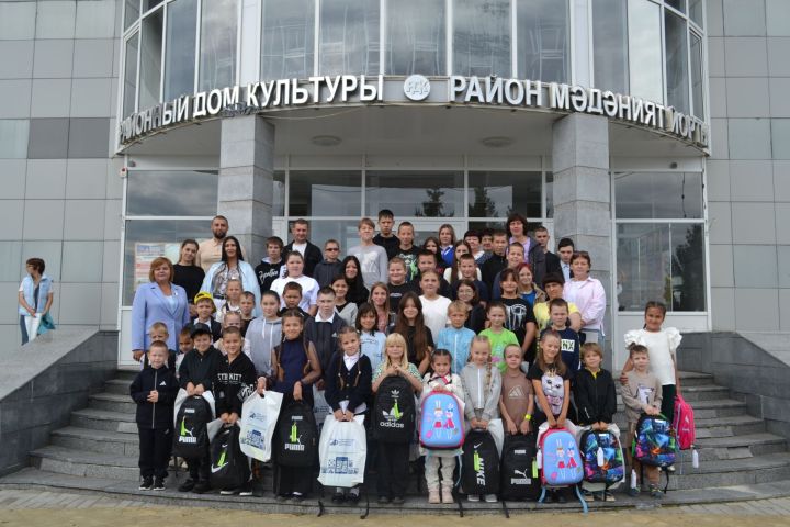 Юбилей добра: 60 верхнеуслонских детей получили в подарок портфели