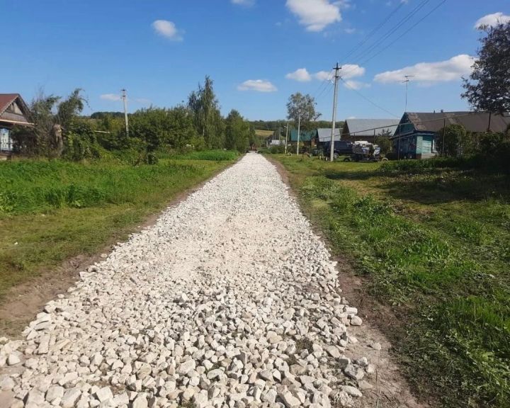 В Юматове завершили щебенение дороги по самообложению
