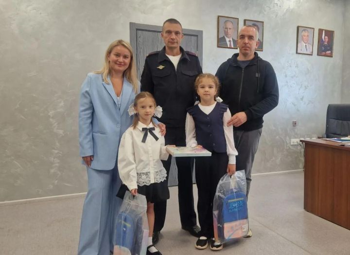 Полицейские Верхнеуслонского района вручили первоклассникам рюкзаки и канцтовары