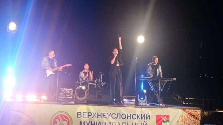На берегу Волги в Верхнем Услоне прошёл праздник ко Дню Республики с салютом