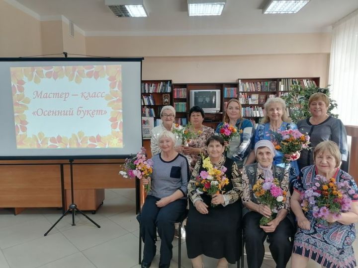 Библиотека устроила осенние посиделки с играми и мастер-классом