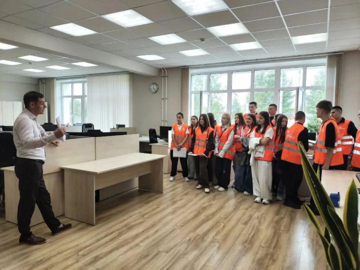 Гимназисты из Верхнего Услона собрали компрессор за 60 секунд на квесте в Казани