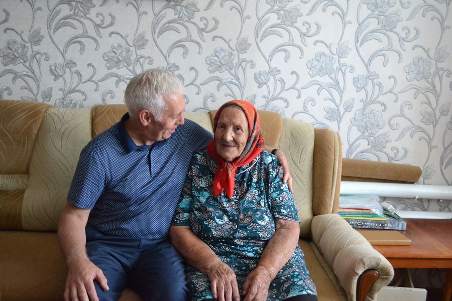Когда имениннице называют ее возраст, она гордо улыбается