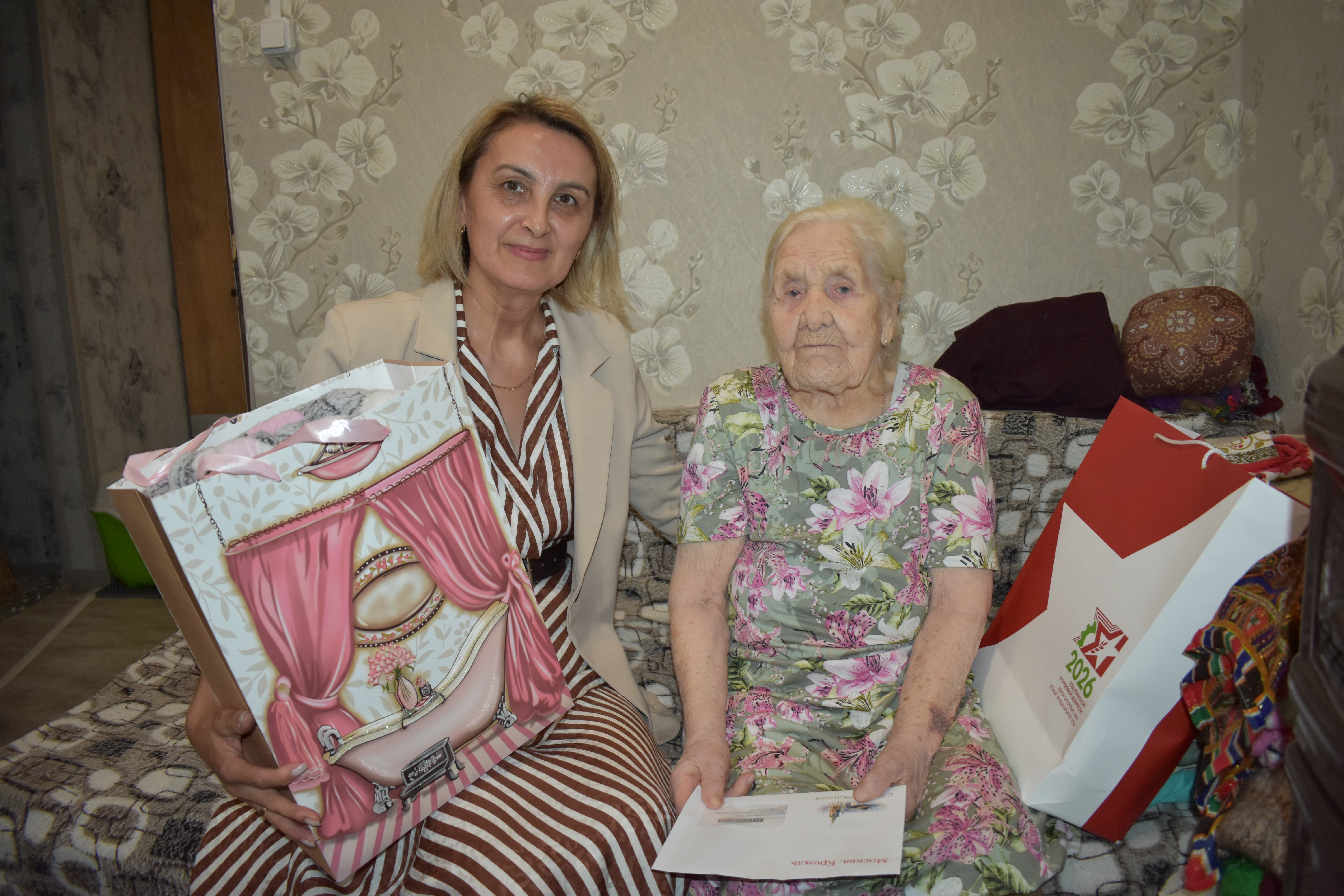 Ведущий специалист исполкома Верхнеуслонского поселения Альбина Абдрахимова также поздравила Трошину с красивой датой.