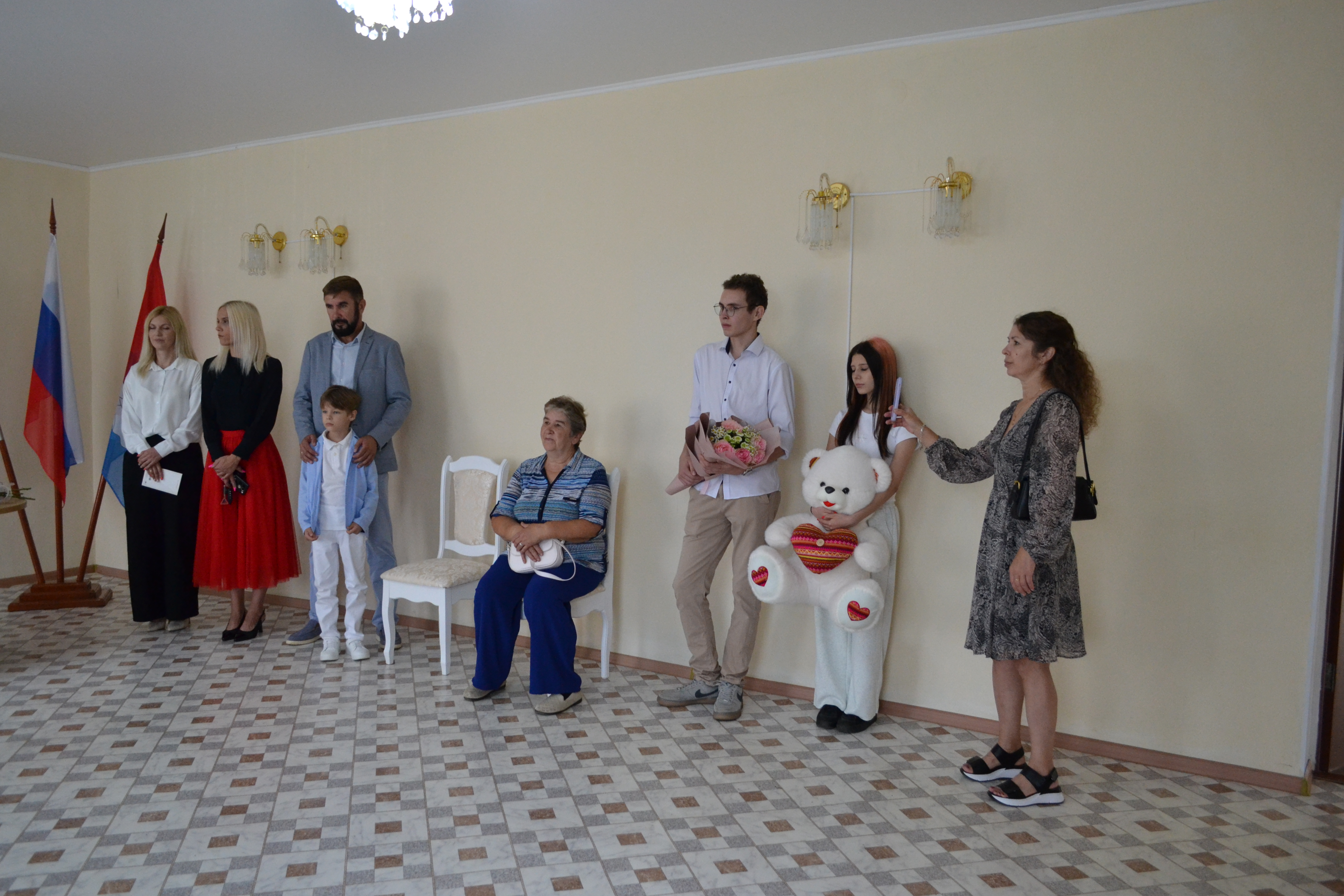 Виновники торжества, растроганные до слёз, признавались, что счастье для них - видеть всю семью вместе.