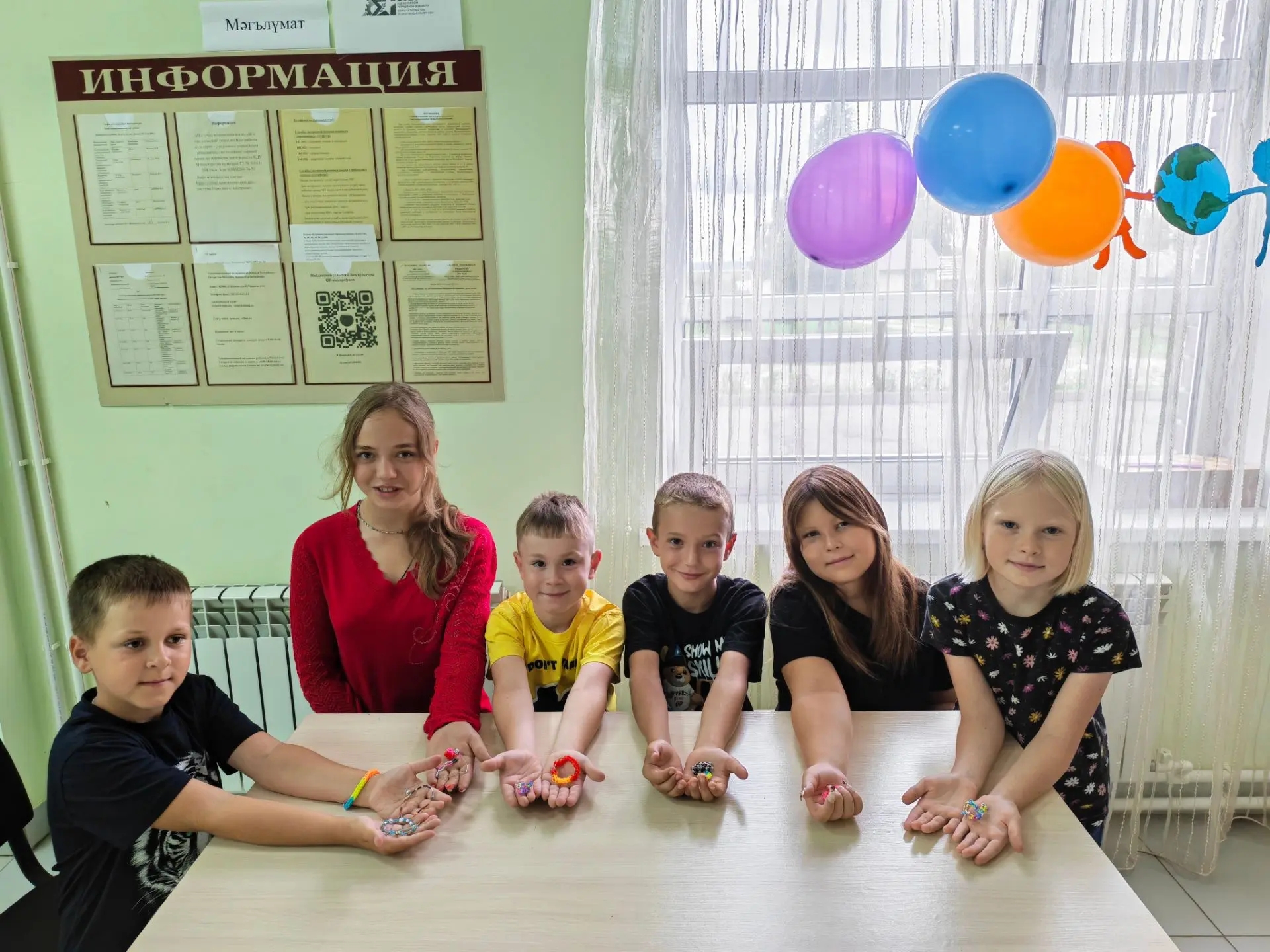 Ребята научились делать символы дружбы - фенечки и браслетики