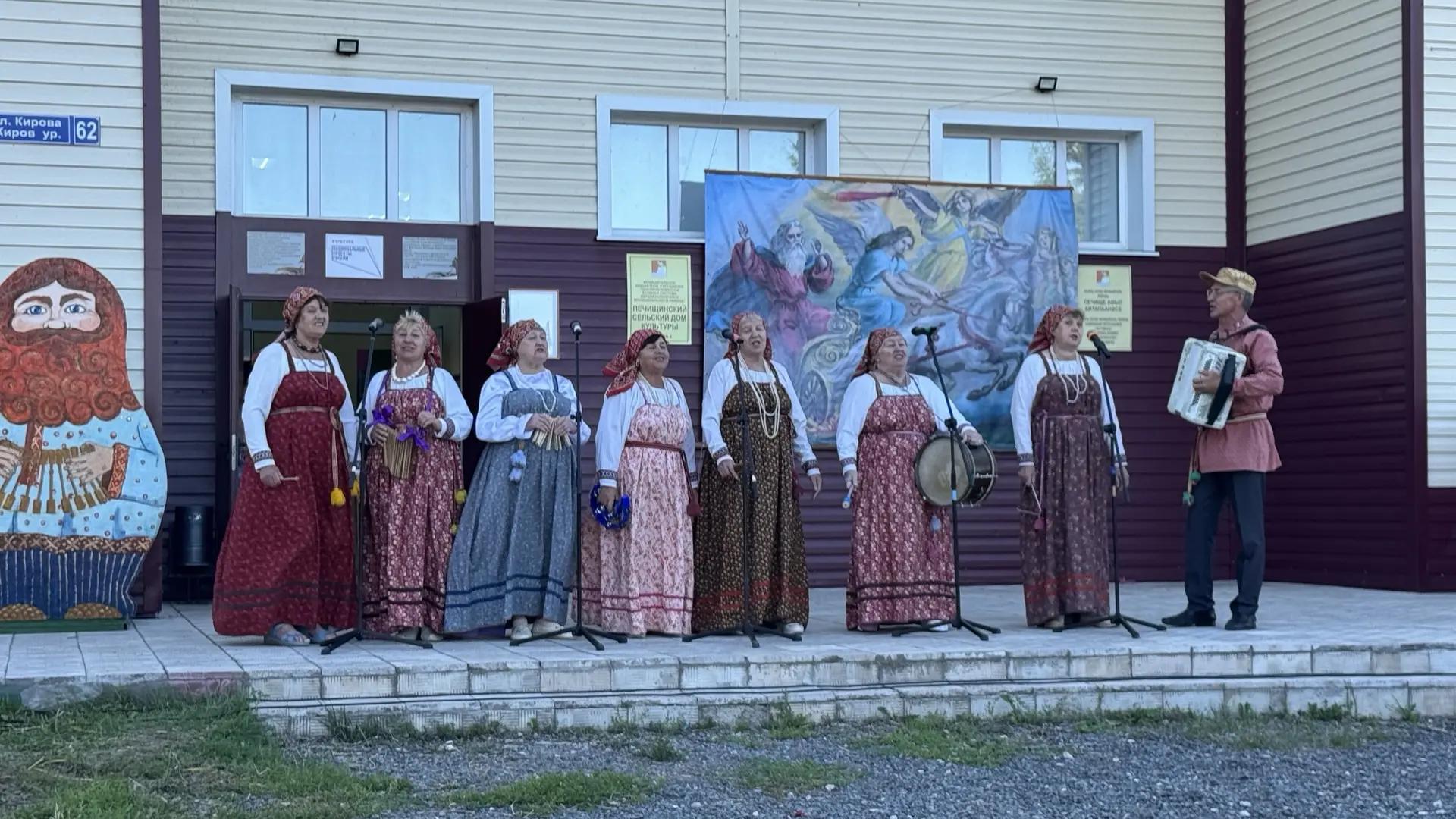 На сцене местный ансамбль "Калинушка"