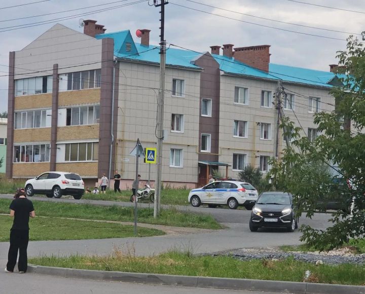 Решив продемонстрировать удаль и произвести впечатление на спутницу, подросток пошёл на рискованный манёвр: он поднял переднее колесо питбайка, попытавшись проехать на заднем. 