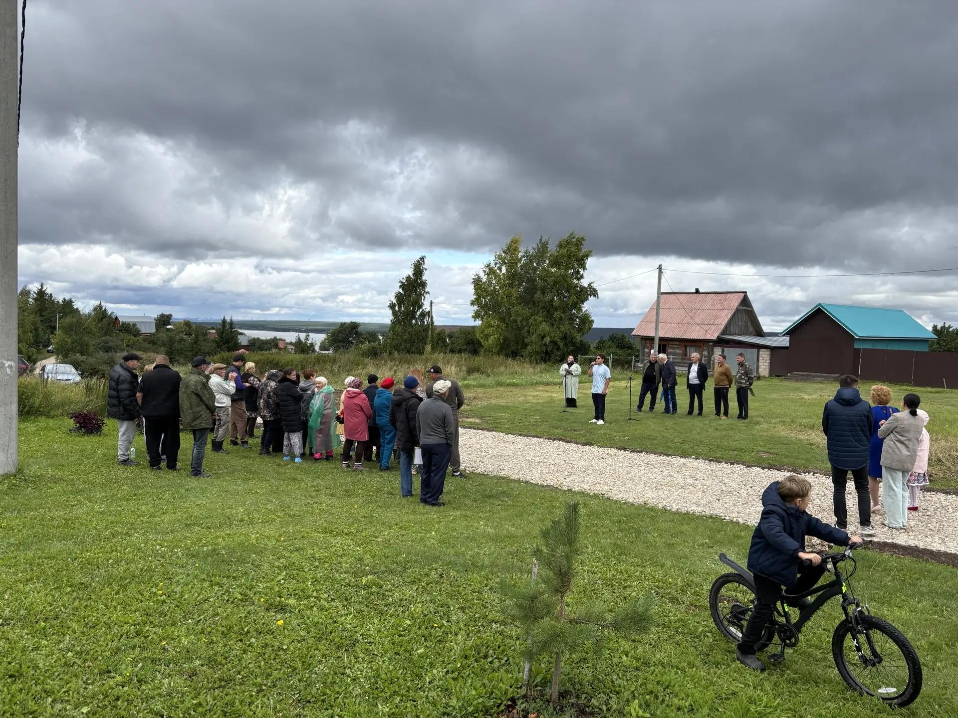 жители Гребеней на открытии новой дороги