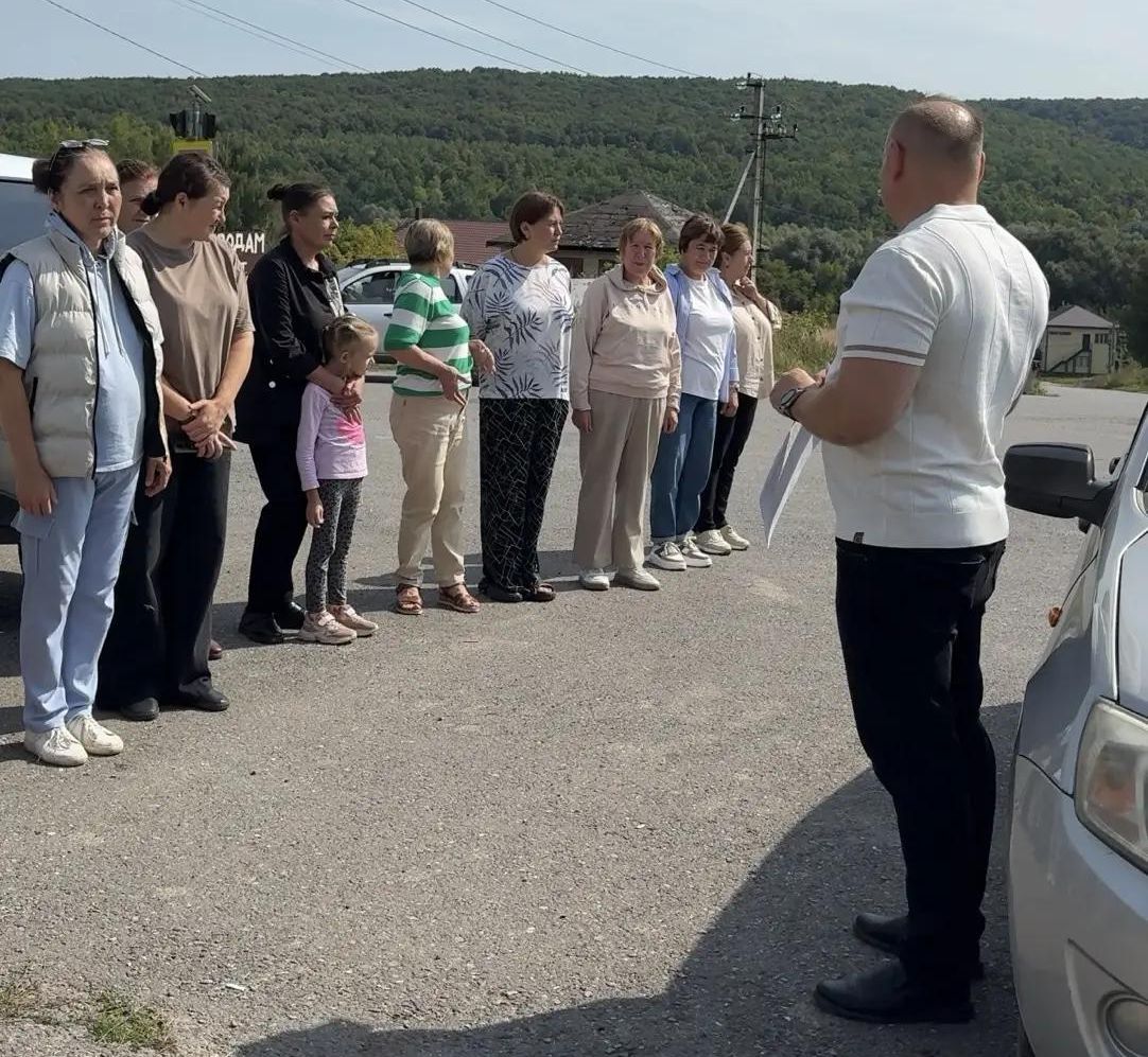 директор школы провел инструктаж для педагогического состава перед началом тренировки