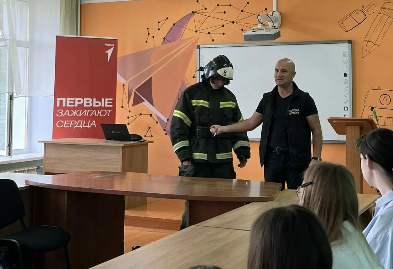 Кульминацией встречи стала демонстрация настоящей боевой одежды пожарного.
