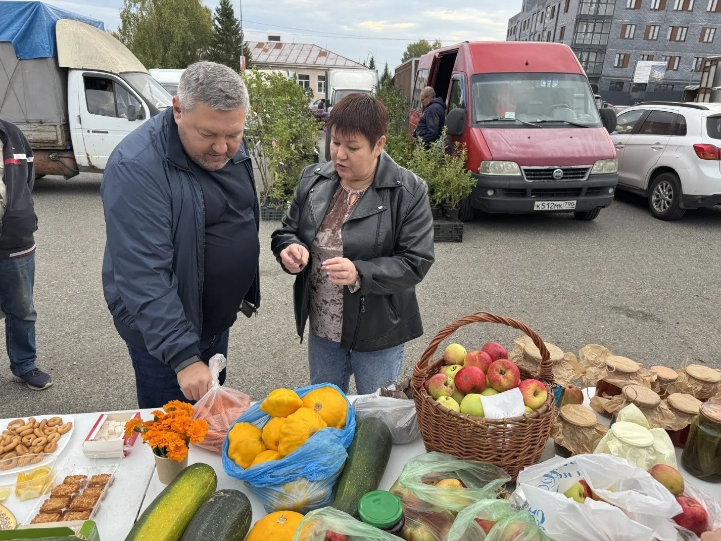 Ярмарку посетил глава района Евгений Варакин.