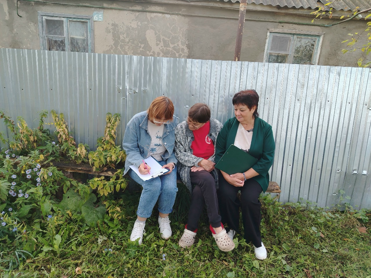 сотрудники Кильдеевского сельского Дома культуры посетили на дому жительницу села Любовь Петровну Лазареву. 