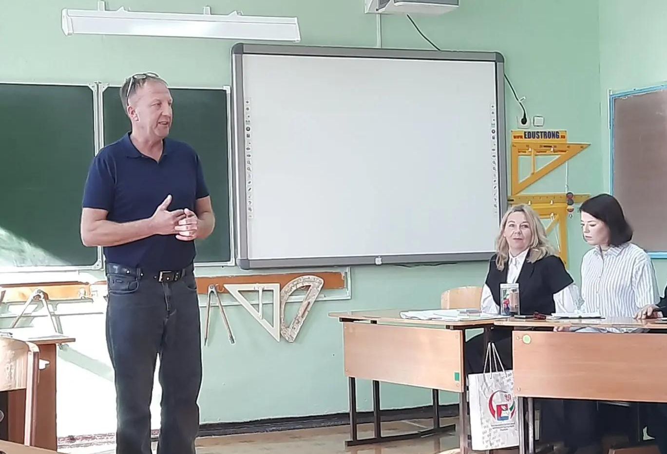 Ильгизар Гадельшин, преподаватель Матюшинской школы, рассказал о своих наработках по подготовке ребят к конкурсу «Безопасное колесо».
