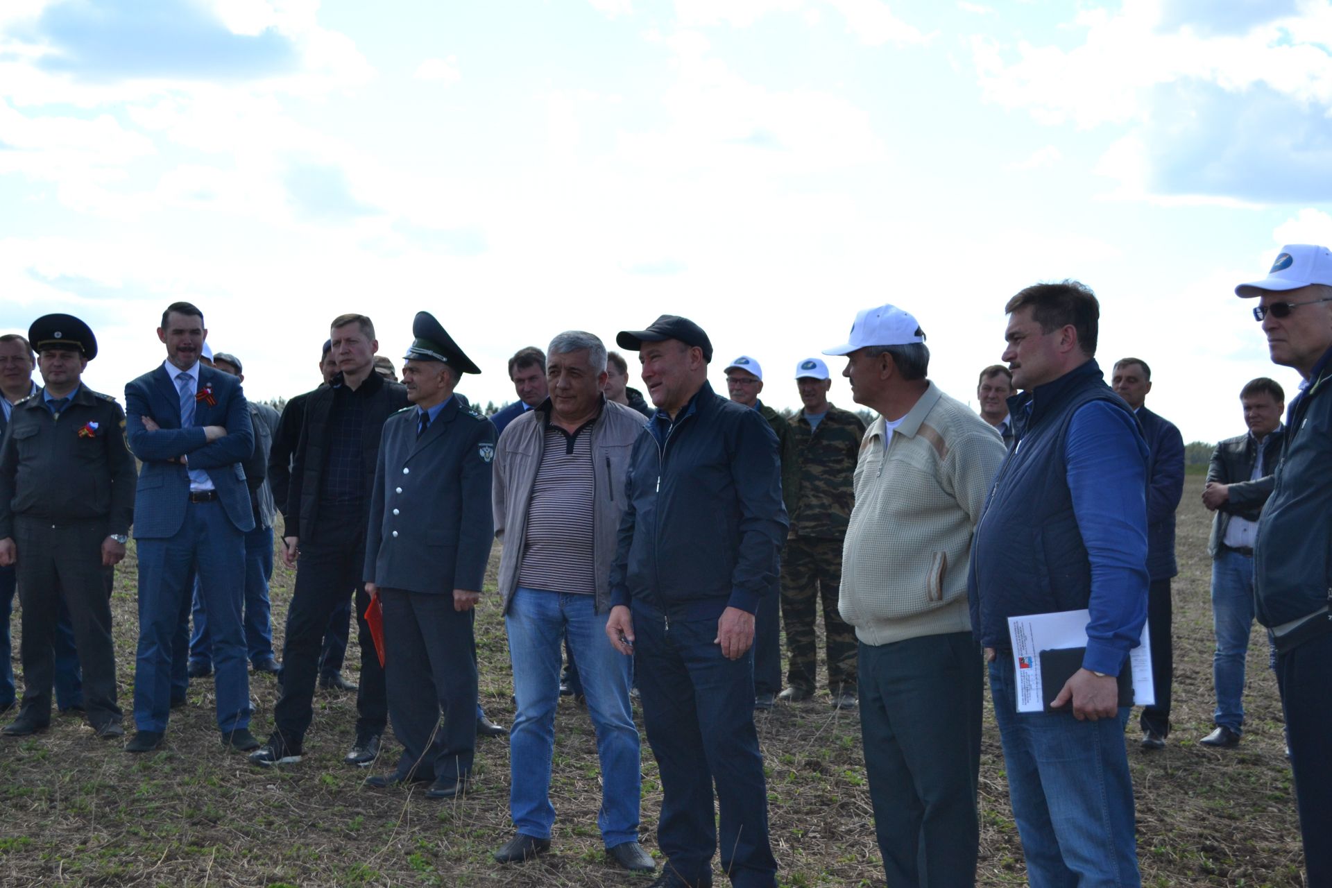 Марат Ахметов ознакомился с ходом весенне-полевых работ в Верхнеуслонском районе