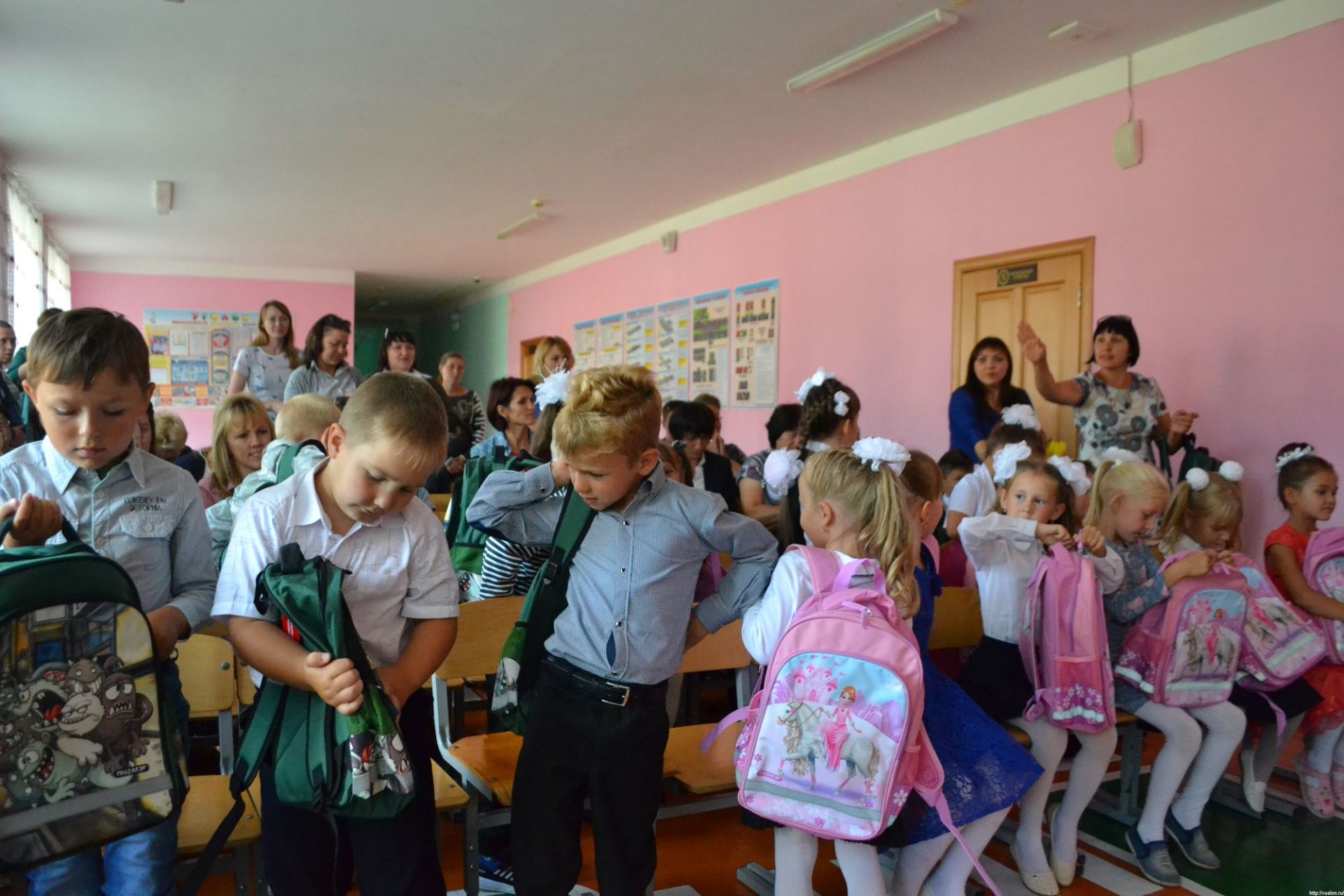 Еще 30 первоклассников из Верхнего Услона получили портфели в рамках акции "Помоги собраться в школу"