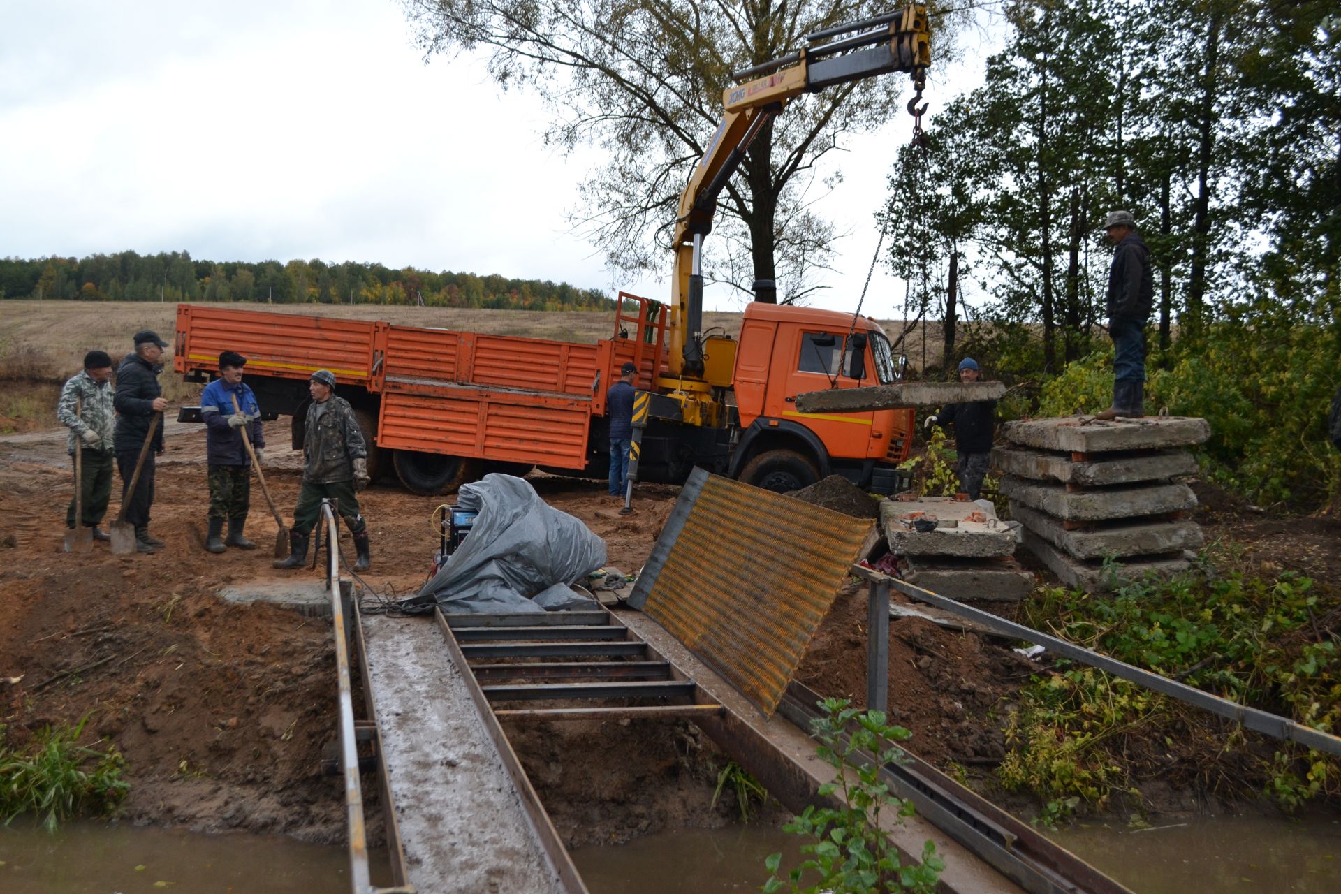 В Верхнеуслонском районе жители Юлдуза строят мост на средства самообложения