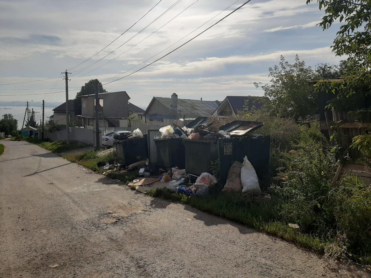 Жители улицы Татарстан возмущены тем, как вывозят мусор на их улице