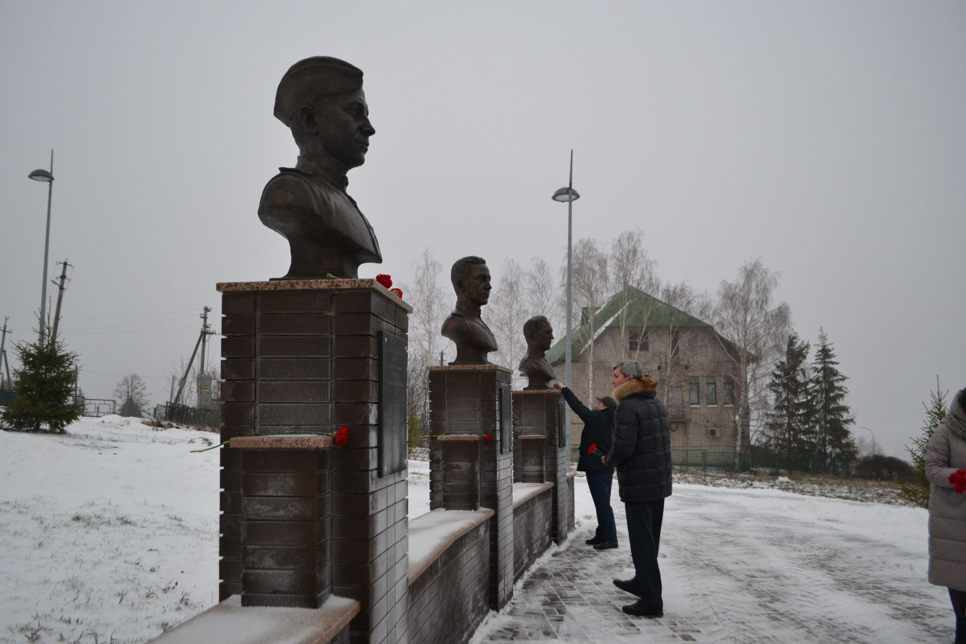 Заместитель Премьер-министра Республики Татарстан возложил цветы в Парке Героев в Верхнем Услоне