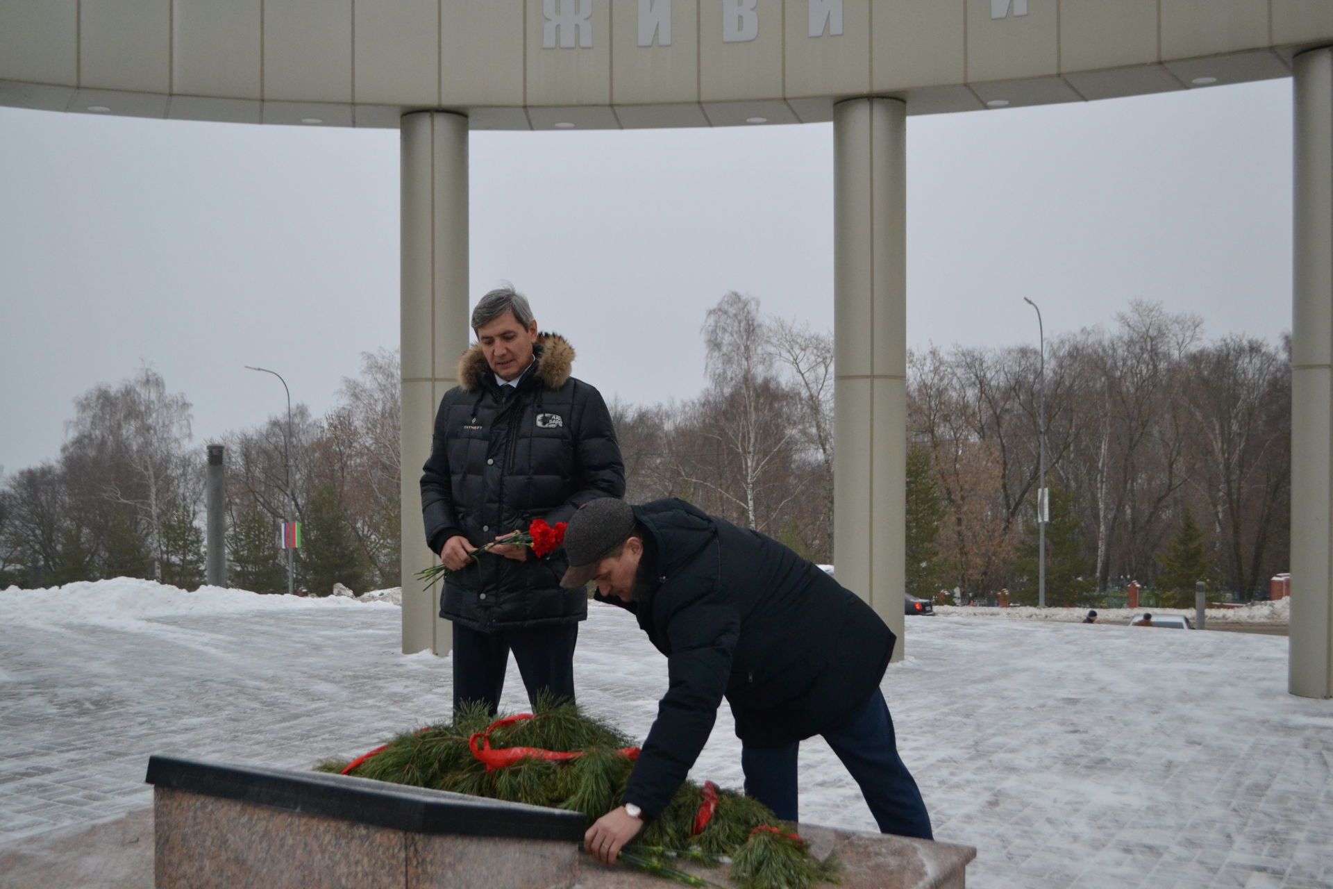 Заместитель Премьер-министра Республики Татарстан возложил цветы в Парке Героев в Верхнем Услоне
